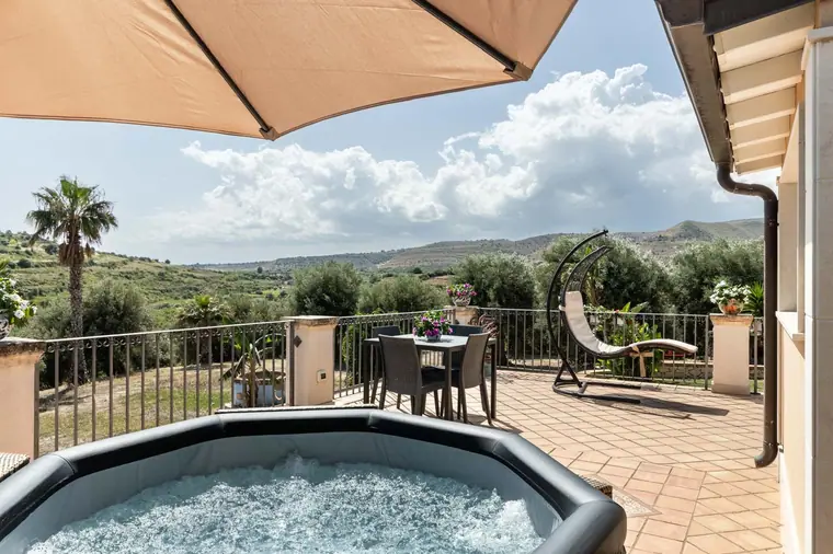 Vasca idromassaggio sulla terrazza affacciata sulla valle