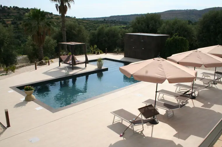 La piscina di giorno con ombrelloni e lettini