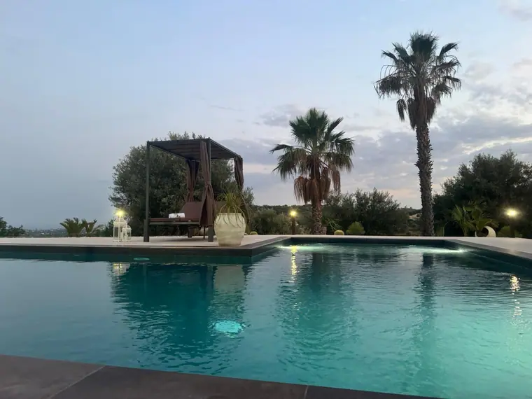 La piscina al tramonto con le palme